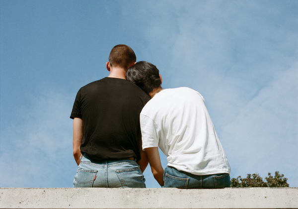 Jona Journal thumbnail post including two individuals leaning on each other looking at the sky.